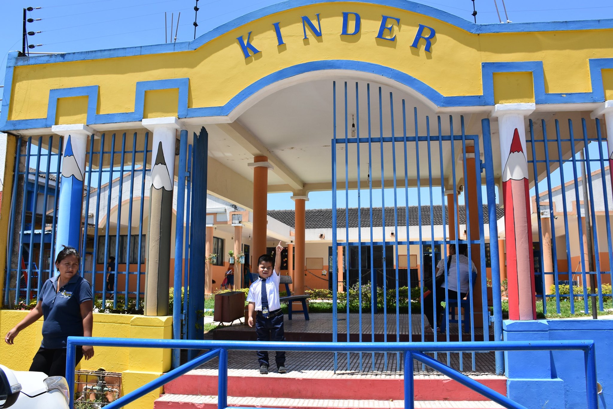 Niños aprendiendo en aula colorida del nivel inicial