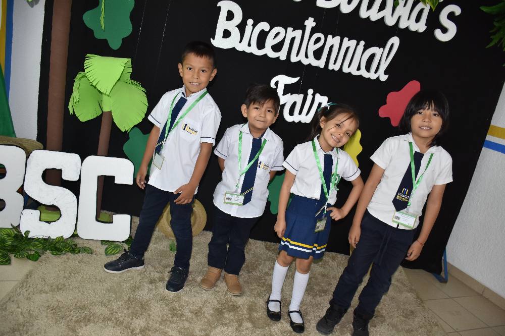 Niños aprendiendo en aula colorida del nivel inicial