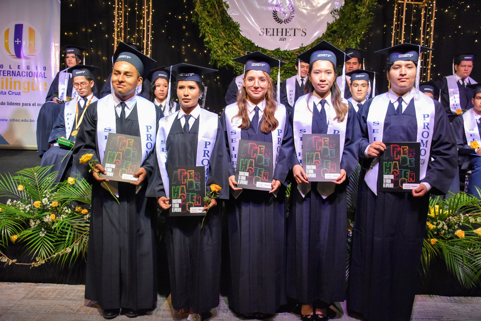 Niños aprendiendo en aula colorida del nivel inicial